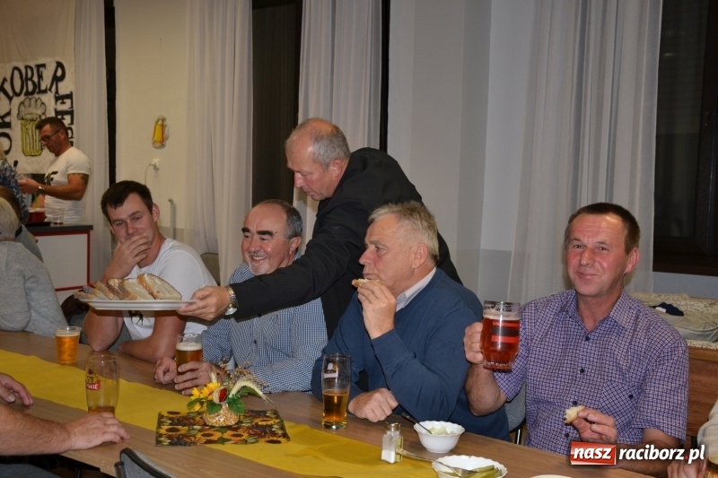Zdjęcie w galerii na portalu naszraciborz.pl: Biesiada lekarstwem na pluchę. Oktoberfest w Roszkowie  wiadomości z regionu