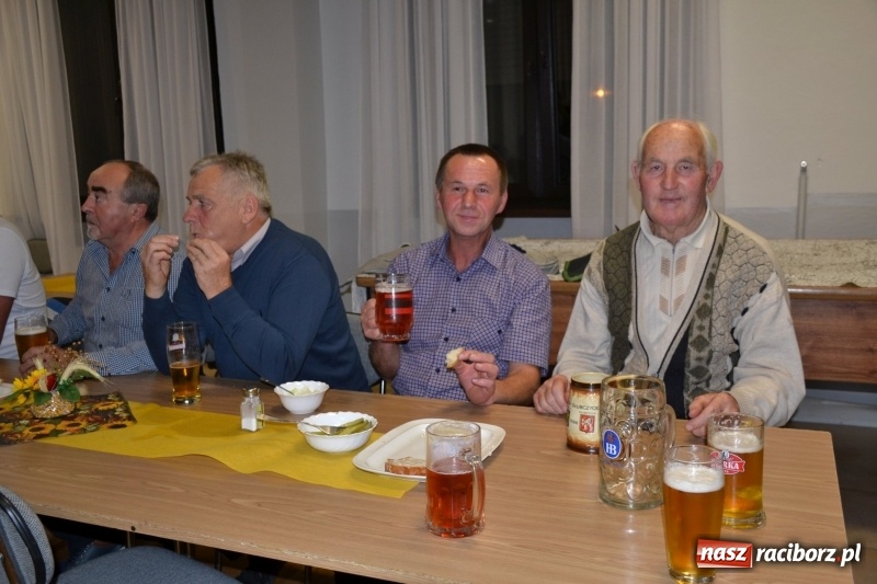 Zdjęcie w galerii na portalu naszraciborz.pl: Biesiada lekarstwem na pluchę. Oktoberfest w Roszkowie  wiadomości z regionu