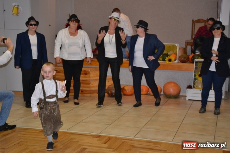 Zdjęcie w galerii na portalu naszraciborz.pl: Biesiada lekarstwem na pluchę. Oktoberfest w Roszkowie  wiadomości z regionu