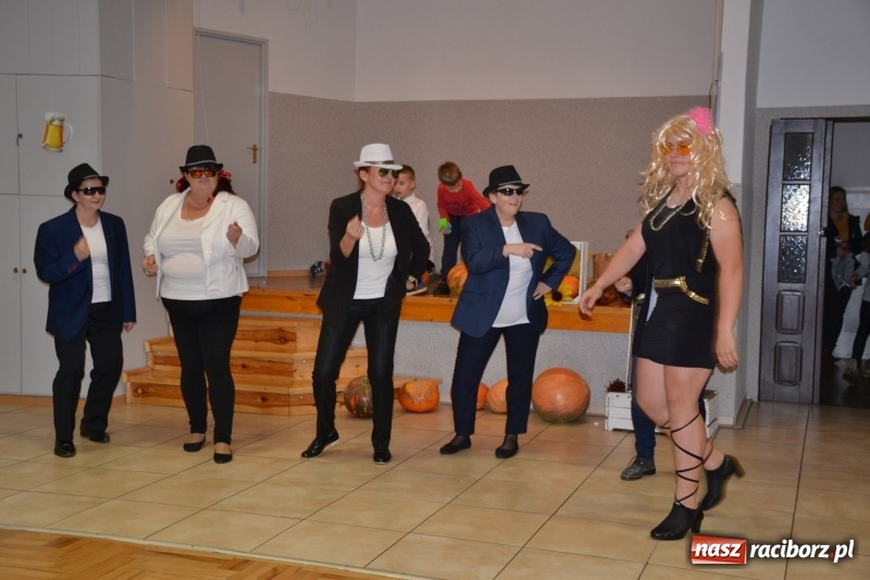 Zdjęcie w galerii na portalu naszraciborz.pl: Biesiada lekarstwem na pluchę. Oktoberfest w Roszkowie  wiadomości z regionu