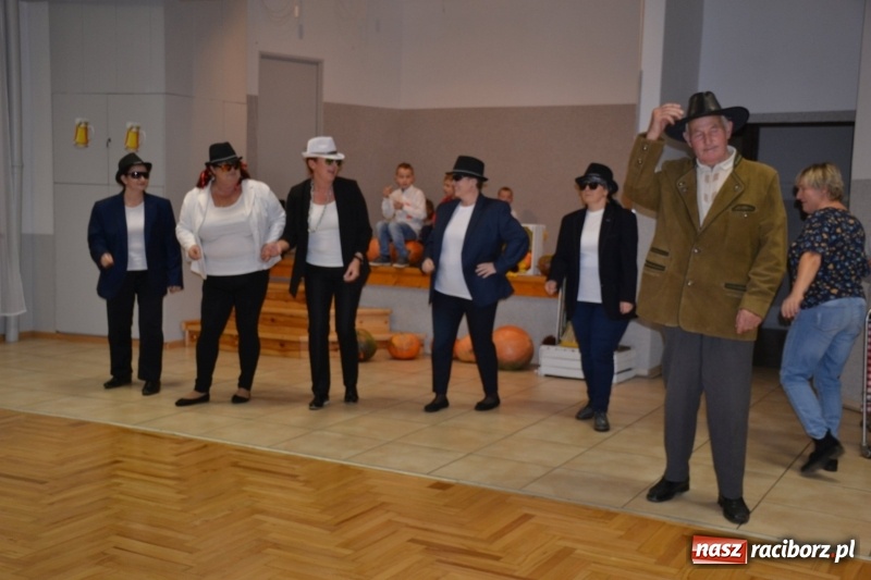 Zdjęcie w galerii na portalu naszraciborz.pl: Biesiada lekarstwem na pluchę. Oktoberfest w Roszkowie  wiadomości z regionu