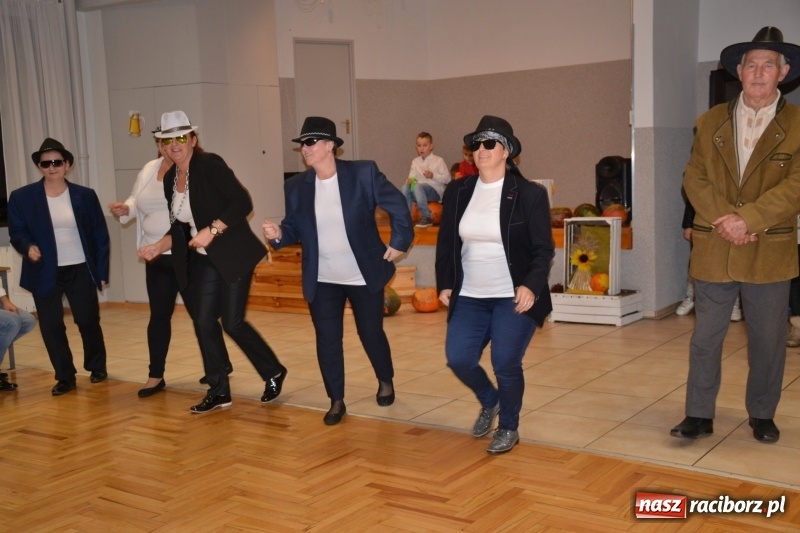 Zdjęcie w galerii na portalu naszraciborz.pl: Biesiada lekarstwem na pluchę. Oktoberfest w Roszkowie  wiadomości z regionu