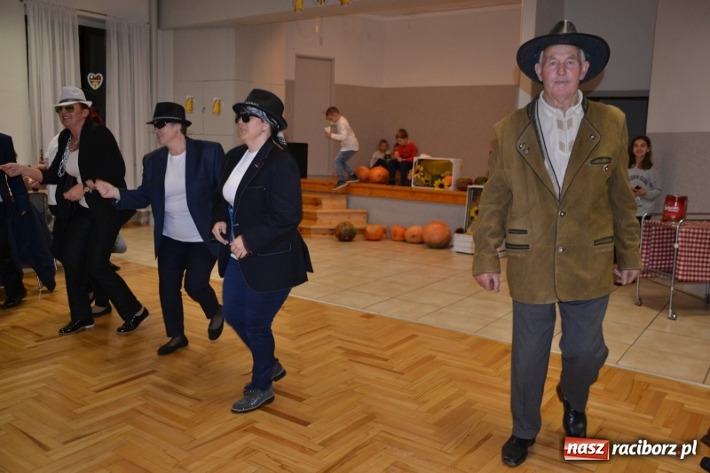 Zdjęcie w galerii na portalu naszraciborz.pl: Biesiada lekarstwem na pluchę. Oktoberfest w Roszkowie  wiadomości z regionu