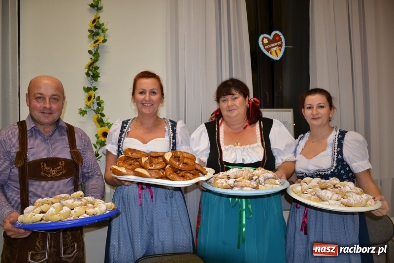 Zdjęcie w galerii na portalu naszraciborz.pl: Biesiada lekarstwem na pluchę. Oktoberfest w Roszkowie  wiadomości z regionu