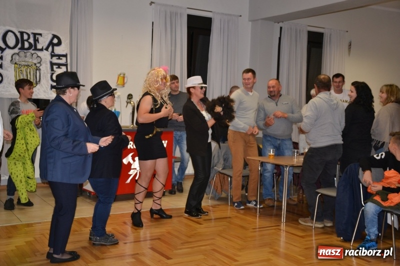 Zdjęcie w galerii na portalu naszraciborz.pl: Biesiada lekarstwem na pluchę. Oktoberfest w Roszkowie  wiadomości z regionu