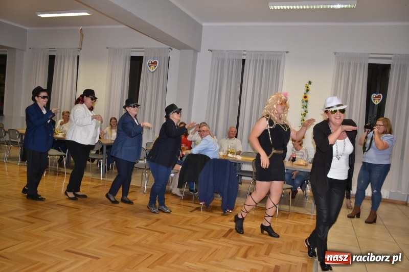 Zdjęcie w galerii na portalu naszraciborz.pl: Biesiada lekarstwem na pluchę. Oktoberfest w Roszkowie  wiadomości z regionu