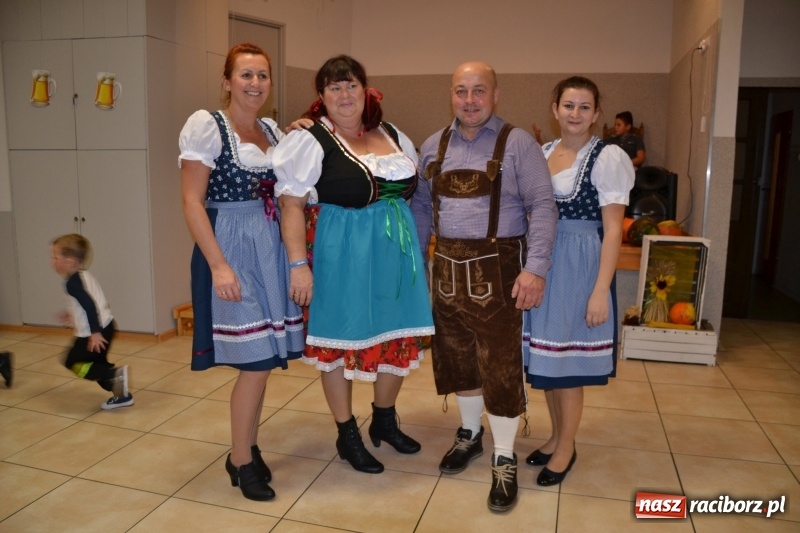 Zdjęcie w galerii na portalu naszraciborz.pl: Biesiada lekarstwem na pluchę. Oktoberfest w Roszkowie  wiadomości z regionu