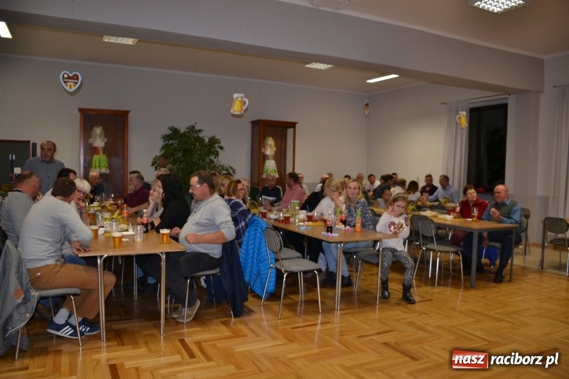 Zdjęcie w galerii na portalu naszraciborz.pl: Biesiada lekarstwem na pluchę. Oktoberfest w Roszkowie  wiadomości z regionu