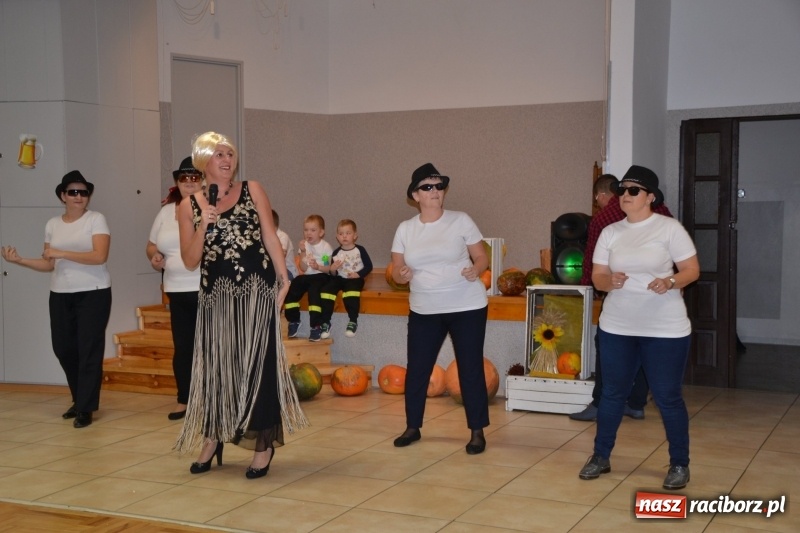 Zdjęcie w galerii na portalu naszraciborz.pl: Biesiada lekarstwem na pluchę. Oktoberfest w Roszkowie  wiadomości z regionu