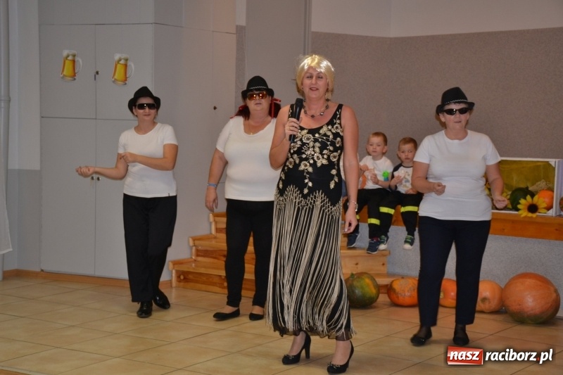 Zdjęcie w galerii na portalu naszraciborz.pl: Biesiada lekarstwem na pluchę. Oktoberfest w Roszkowie  wiadomości z regionu