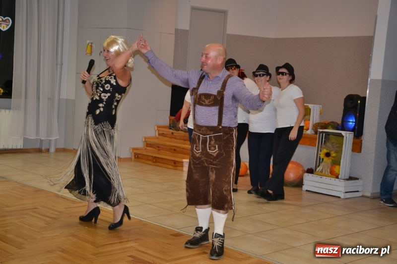 Zdjęcie w galerii na portalu naszraciborz.pl: Biesiada lekarstwem na pluchę. Oktoberfest w Roszkowie  wiadomości z regionu