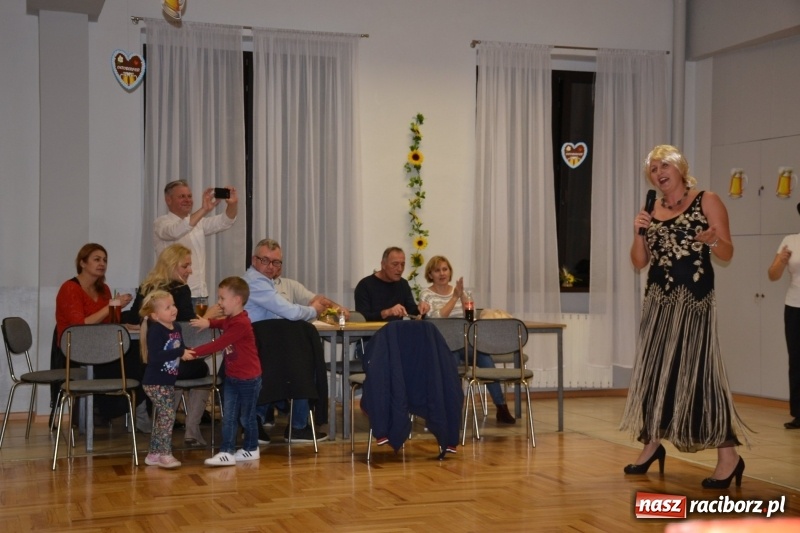 Zdjęcie w galerii na portalu naszraciborz.pl: Biesiada lekarstwem na pluchę. Oktoberfest w Roszkowie  wiadomości z regionu