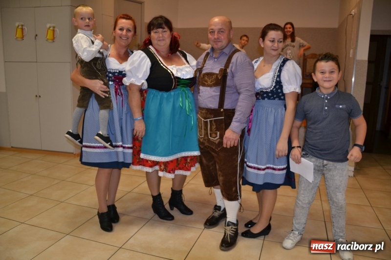 Zdjęcie w galerii na portalu naszraciborz.pl: Biesiada lekarstwem na pluchę. Oktoberfest w Roszkowie  wiadomości z regionu