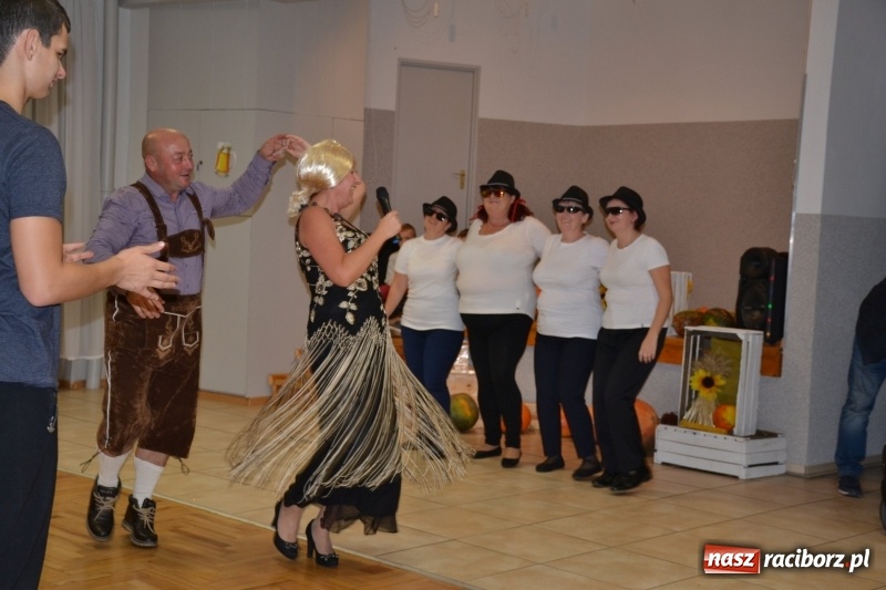 Zdjęcie w galerii na portalu naszraciborz.pl: Biesiada lekarstwem na pluchę. Oktoberfest w Roszkowie  wiadomości z regionu