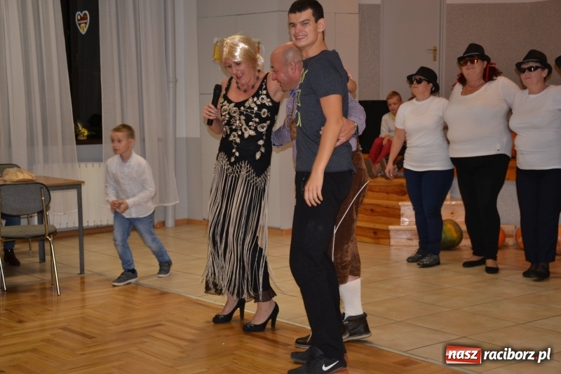 Zdjęcie w galerii na portalu naszraciborz.pl: Biesiada lekarstwem na pluchę. Oktoberfest w Roszkowie  wiadomości z regionu