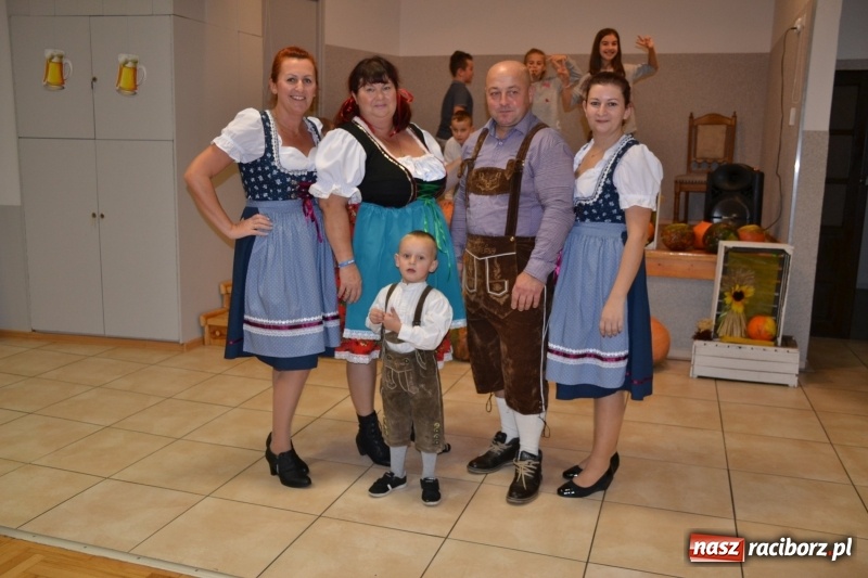 Zdjęcie w galerii na portalu naszraciborz.pl: Biesiada lekarstwem na pluchę. Oktoberfest w Roszkowie  wiadomości z regionu
