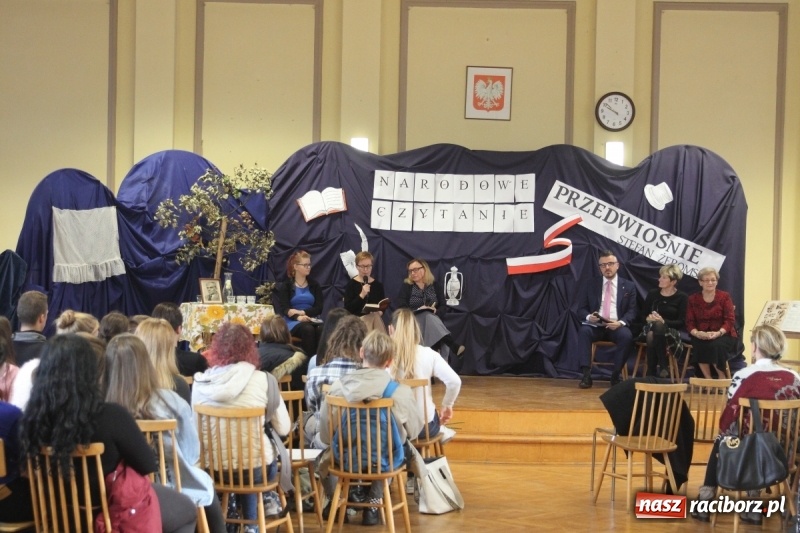 Zdjęcie w galerii na portalu naszraciborz.pl: Narodowe Czytanie Przedwiośnia w Ekonomiku wiadomości z regionu