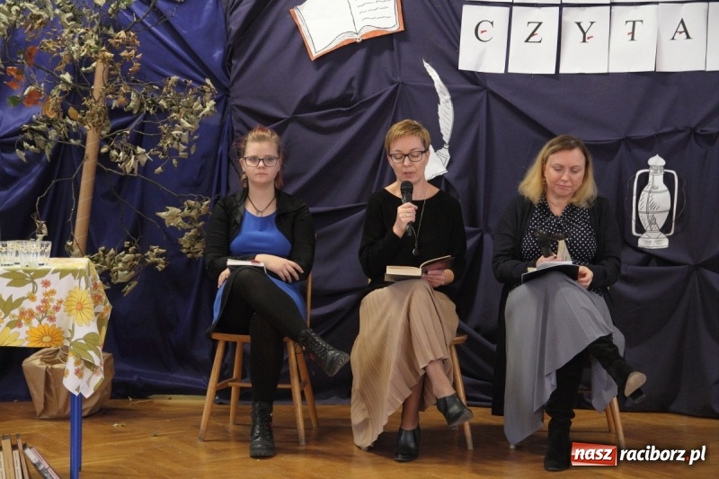 Zdjęcie w galerii na portalu naszraciborz.pl: Narodowe Czytanie Przedwiośnia w Ekonomiku wiadomości z regionu