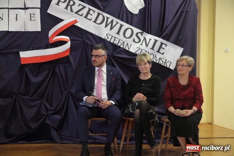 Zdjęcie w galerii na portalu naszraciborz.pl: Narodowe Czytanie Przedwiośnia w Ekonomiku wiadomości z regionu