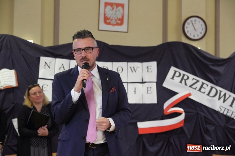 Zdjęcie w galerii na portalu naszraciborz.pl: Narodowe Czytanie Przedwiośnia w Ekonomiku wiadomości z regionu