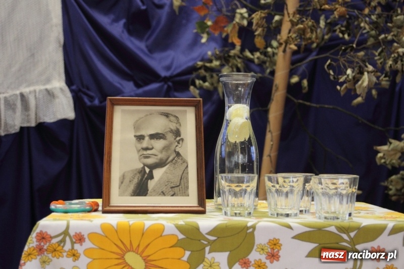 Zdjęcie w galerii na portalu naszraciborz.pl: Narodowe Czytanie Przedwiośnia w Ekonomiku wiadomości z regionu