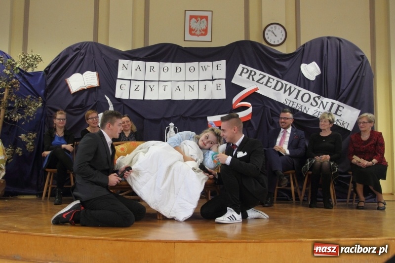 Zdjęcie w galerii na portalu naszraciborz.pl: Narodowe Czytanie Przedwiośnia w Ekonomiku wiadomości z regionu