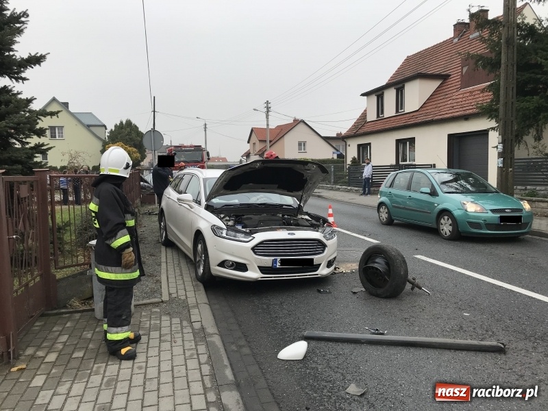 Zdjęcie w galerii na portalu naszraciborz.pl: DK 45. Zderzenie forda i passata na Starowiejskiej FOTO wiadomości z regionu