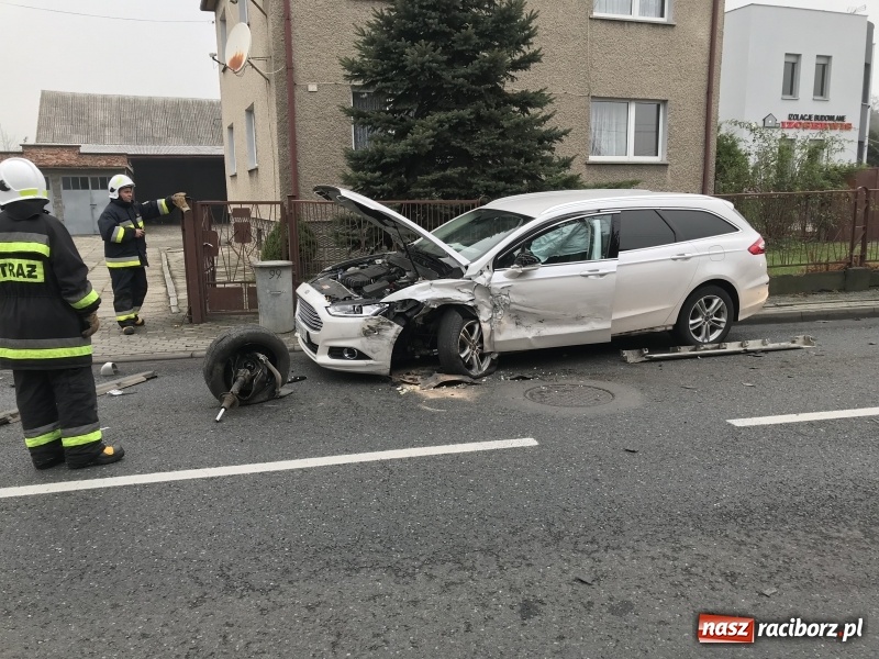 Zdjęcie w galerii na portalu naszraciborz.pl: DK 45. Zderzenie forda i passata na Starowiejskiej FOTO wiadomości z regionu