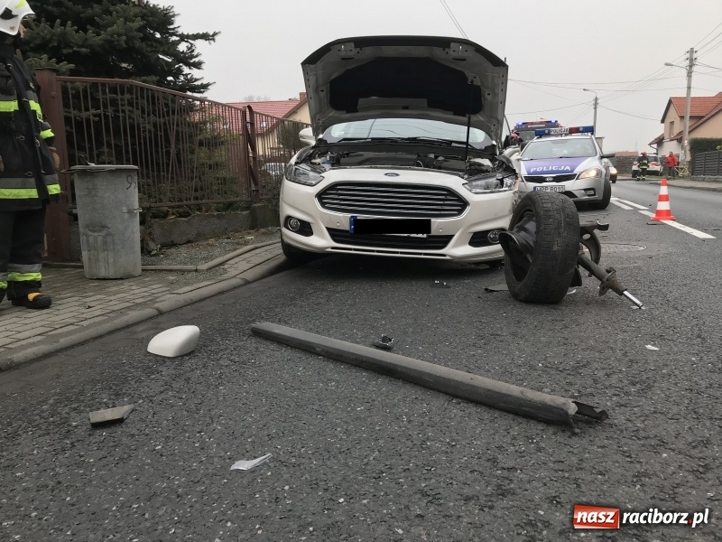 Zdjęcie w galerii na portalu naszraciborz.pl: DK 45. Zderzenie forda i passata na Starowiejskiej FOTO wiadomości z regionu