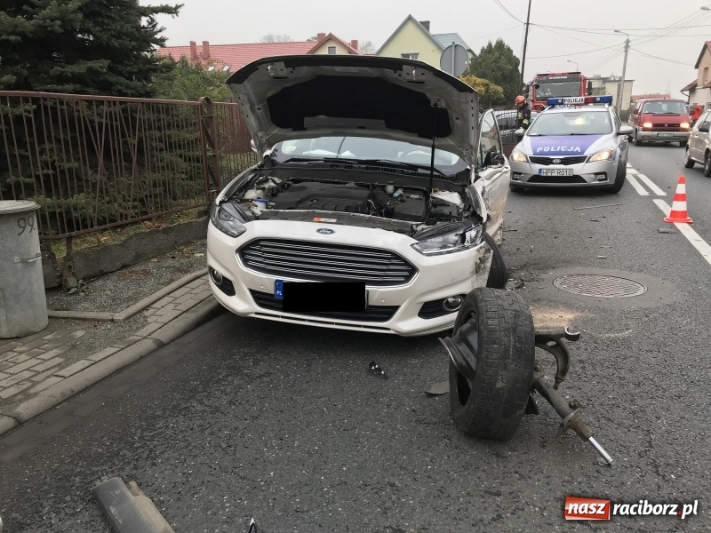 Zdjęcie w galerii na portalu naszraciborz.pl: DK 45. Zderzenie forda i passata na Starowiejskiej FOTO wiadomości z regionu