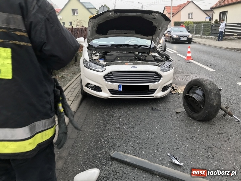 Zdjęcie w galerii na portalu naszraciborz.pl: DK 45. Zderzenie forda i passata na Starowiejskiej FOTO wiadomości z regionu