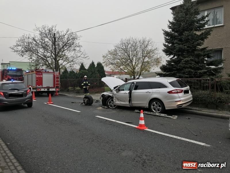Zdjęcie w galerii na portalu naszraciborz.pl: DK 45. Zderzenie forda i passata na Starowiejskiej FOTO wiadomości z regionu