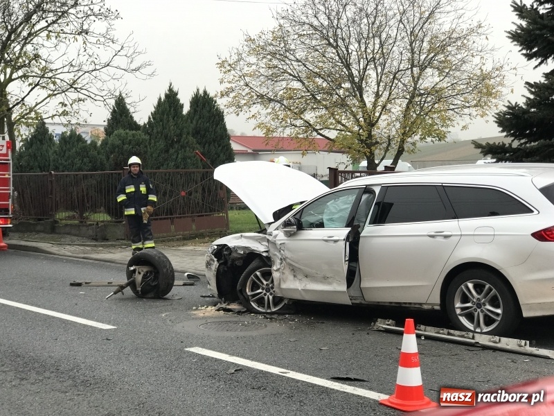 Zdjęcie w galerii na portalu naszraciborz.pl: DK 45. Zderzenie forda i passata na Starowiejskiej FOTO wiadomości z regionu