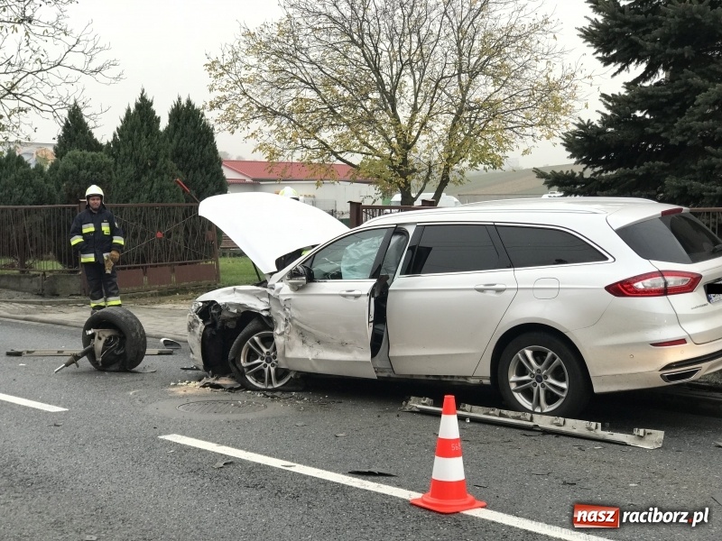Zdjęcie w galerii na portalu naszraciborz.pl: DK 45. Zderzenie forda i passata na Starowiejskiej FOTO wiadomości z regionu