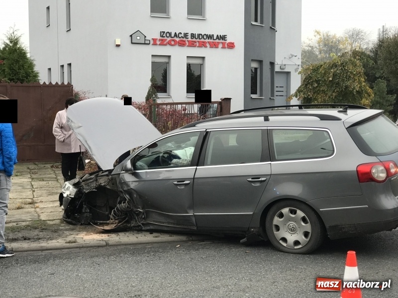 Zdjęcie w galerii na portalu naszraciborz.pl: DK 45. Zderzenie forda i passata na Starowiejskiej FOTO wiadomości z regionu