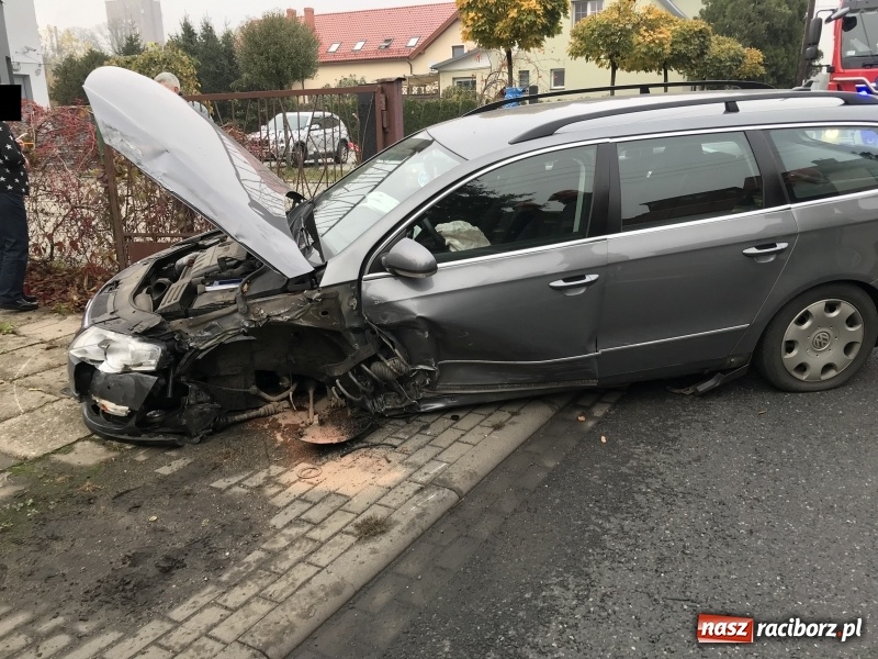 Zdjęcie w galerii na portalu naszraciborz.pl: DK 45. Zderzenie forda i passata na Starowiejskiej FOTO wiadomości z regionu