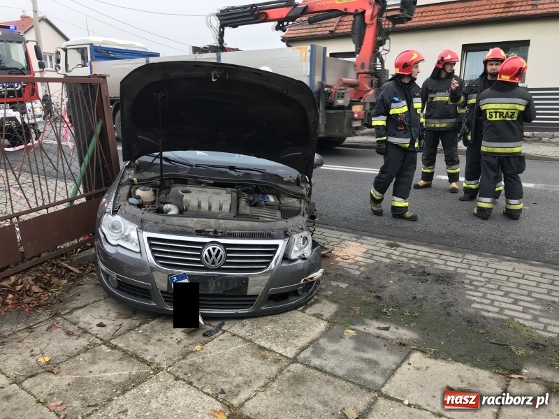 Zdjęcie w galerii na portalu naszraciborz.pl: DK 45. Zderzenie forda i passata na Starowiejskiej FOTO wiadomości z regionu