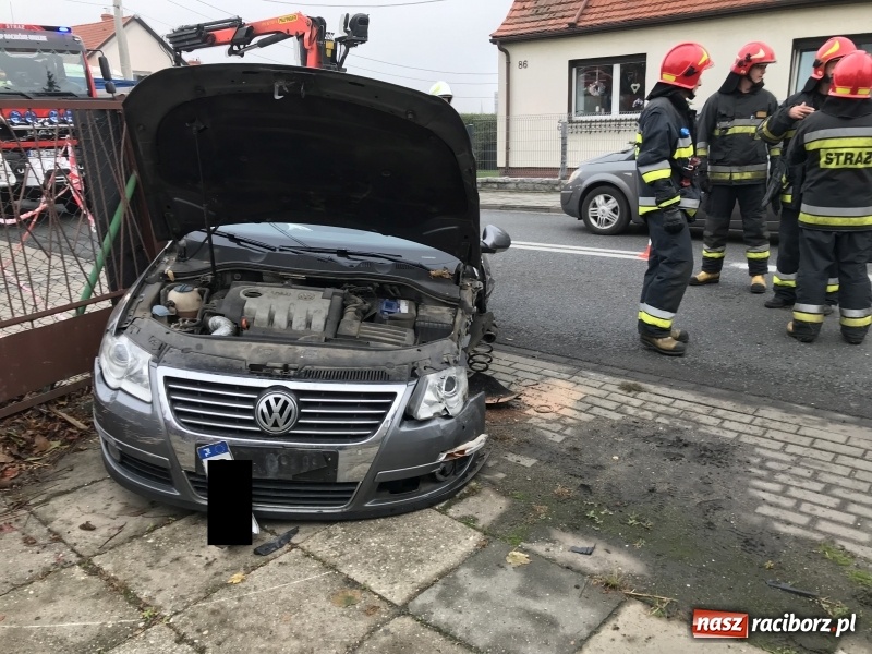 Zdjęcie w galerii na portalu naszraciborz.pl: DK 45. Zderzenie forda i passata na Starowiejskiej FOTO wiadomości z regionu