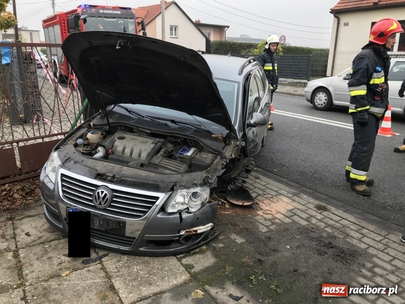 Zdjęcie w galerii na portalu naszraciborz.pl: DK 45. Zderzenie forda i passata na Starowiejskiej FOTO wiadomości z regionu