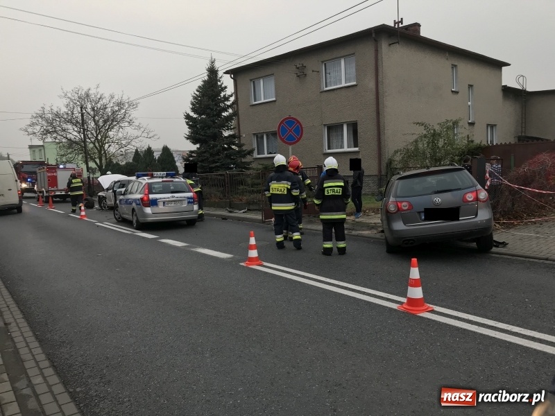 Zdjęcie w galerii na portalu naszraciborz.pl: DK 45. Zderzenie forda i passata na Starowiejskiej FOTO wiadomości z regionu