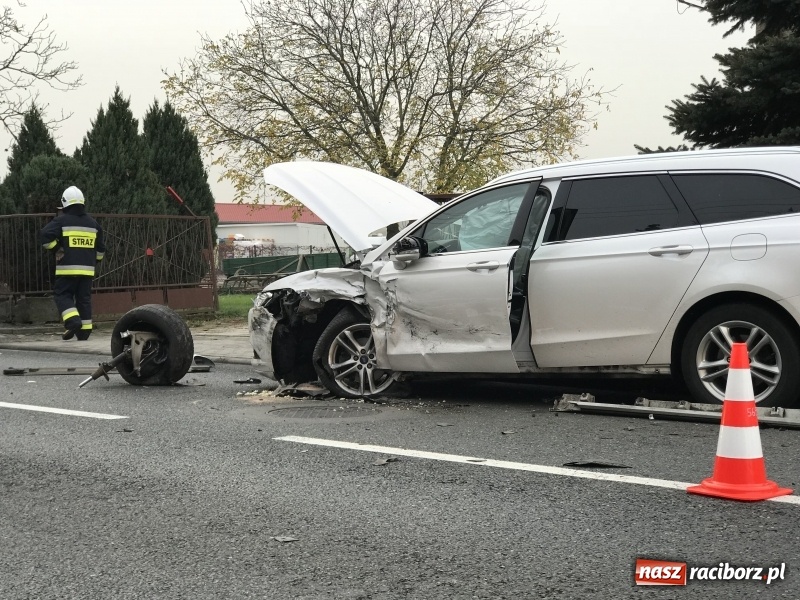 Zdjęcie w galerii na portalu naszraciborz.pl: DK 45. Zderzenie forda i passata na Starowiejskiej FOTO wiadomości z regionu