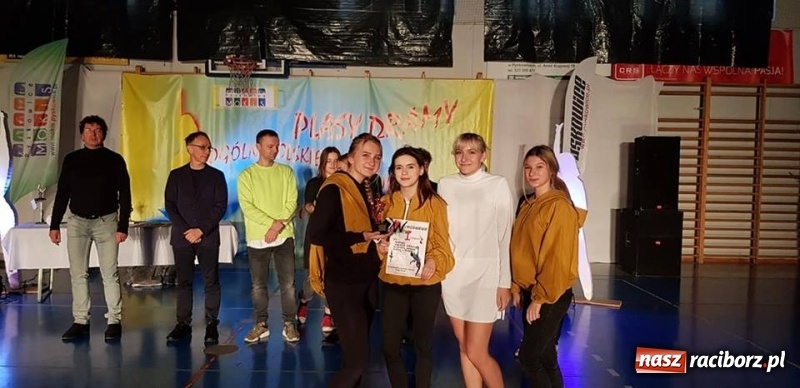 Zdjęcie w galerii na portalu naszraciborz.pl: Dobry wynik raciborskiej Skazy na Pląsach Dramy w Pyskowicach wiadomości z regionu