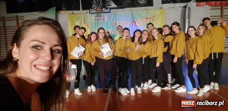 Zdjęcie w galerii na portalu naszraciborz.pl: Dobry wynik raciborskiej Skazy na Pląsach Dramy w Pyskowicach wiadomości z regionu