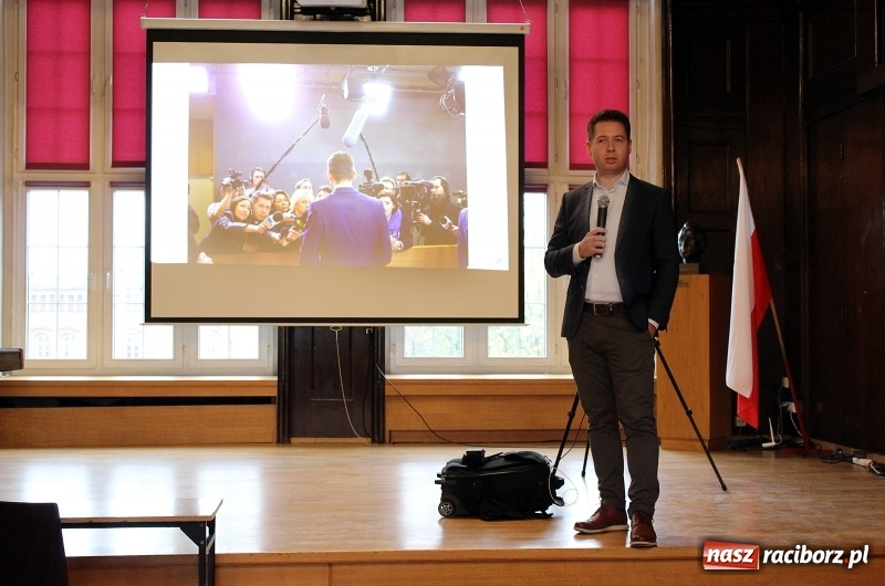 Zdjęcie w galerii na portalu naszraciborz.pl: Spotkania z absolwentem. Korespondent TVN gościem I LO  wiadomości z regionu