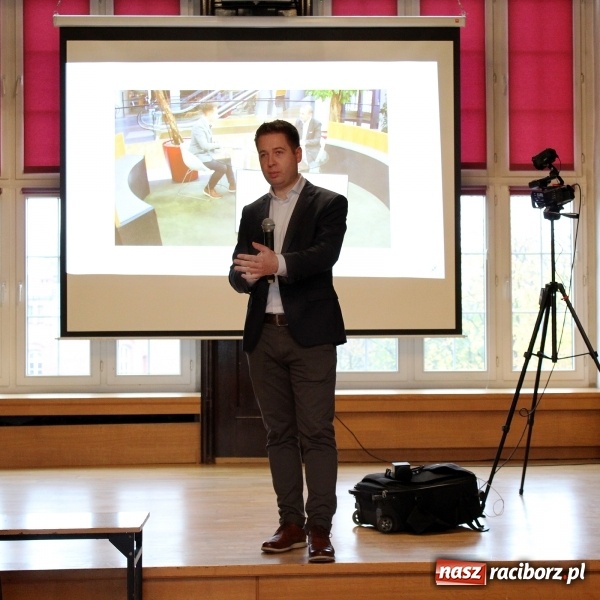 Zdjęcie w galerii na portalu naszraciborz.pl: Spotkania z absolwentem. Korespondent TVN gościem I LO  wiadomości z regionu