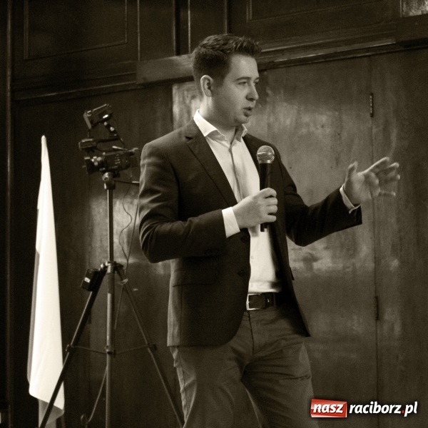 Zdjęcie w galerii na portalu naszraciborz.pl: Spotkania z absolwentem. Korespondent TVN gościem I LO  wiadomości z regionu