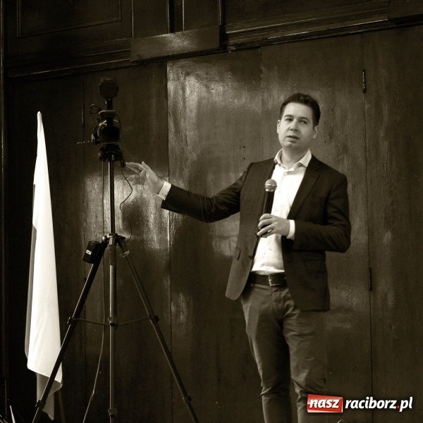 Zdjęcie w galerii na portalu naszraciborz.pl: Spotkania z absolwentem. Korespondent TVN gościem I LO  wiadomości z regionu