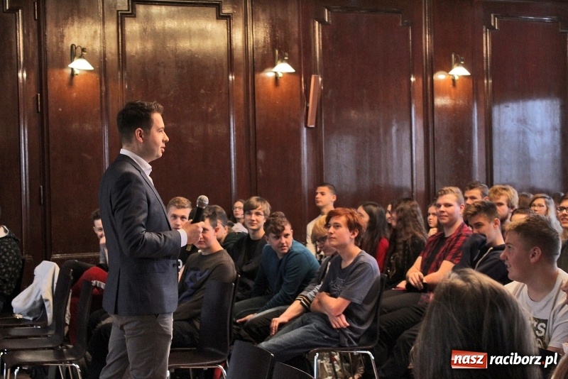 Zdjęcie w galerii na portalu naszraciborz.pl: Spotkania z absolwentem. Korespondent TVN gościem I LO  wiadomości z regionu