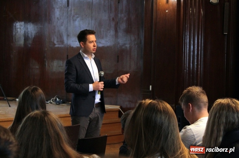 Zdjęcie w galerii na portalu naszraciborz.pl: Spotkania z absolwentem. Korespondent TVN gościem I LO  wiadomości z regionu