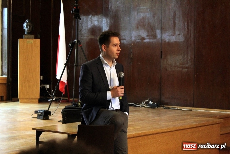 Zdjęcie w galerii na portalu naszraciborz.pl: Spotkania z absolwentem. Korespondent TVN gościem I LO  wiadomości z regionu